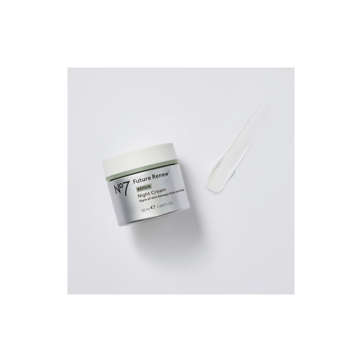 No7 Future Renew Repair Night Cream 50 ml reparerende ansiktskrem i sølvfarget krukke med hvit teksturprøve