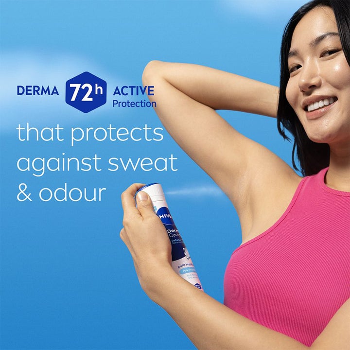 NIVEA Derma Control Defend 150 ml deo spray gir 72t beskyttelse mot svette og lukt vist på kvinne i rosa topp.