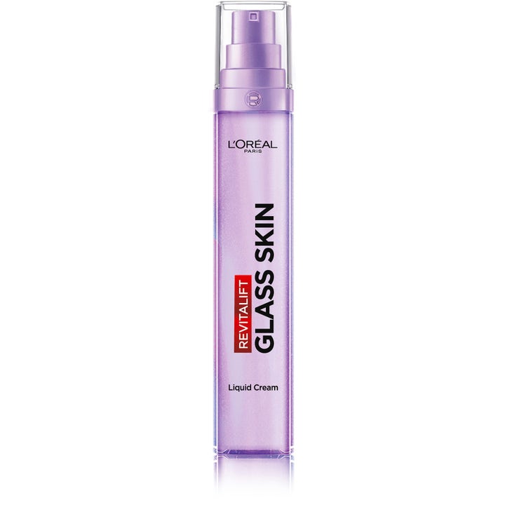 L'Oréal Paris Revitalift Glass Skin flytende krem som gir glød i en slank lilla pumpeflaske med iriserende finish