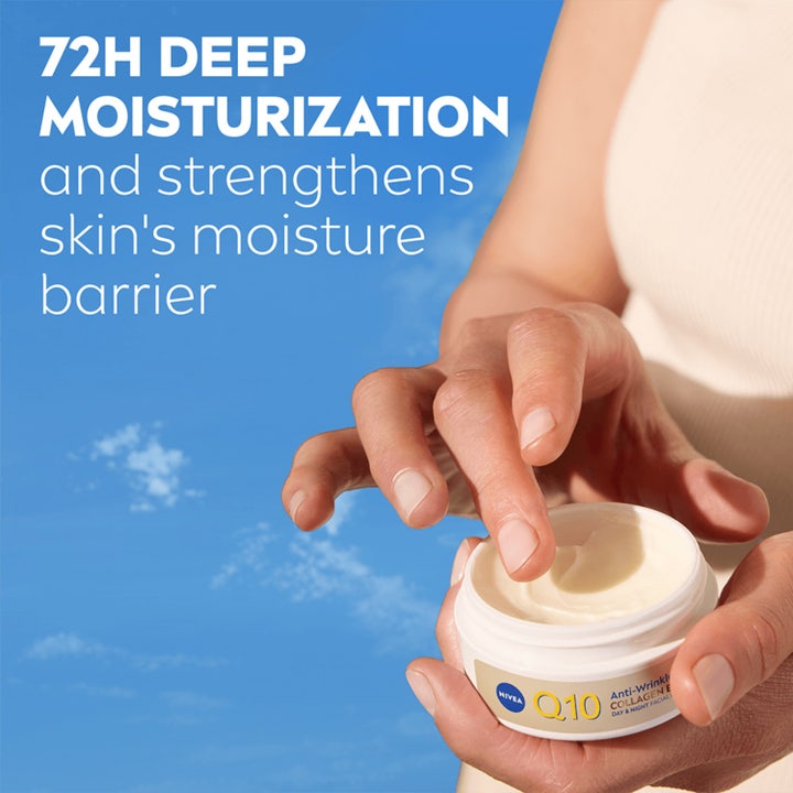 NIVEA Q10 Collagen Expert 50 ml ansiktskrem med 72h fuktighet og rik tekstur i hvit krukke mot en blå himmel.