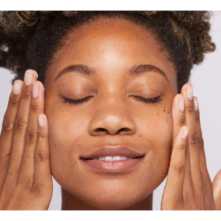 Dermalogica Sound Sleep Cocoon nattkrem som gir glød til ansiktet på kvinne med lukkede øyne.