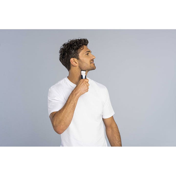 Remington Graphite Series Personal Groomer G4 1 stk skjeggtrimmer i bruk av en mann for presis barbering