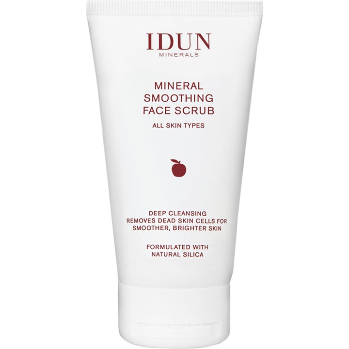 IDUN Minerals Mineral Smoothing Face Scrub dyprensende ansiktsskrubb i hvit tube med rød eplelogo som gir glattere hud