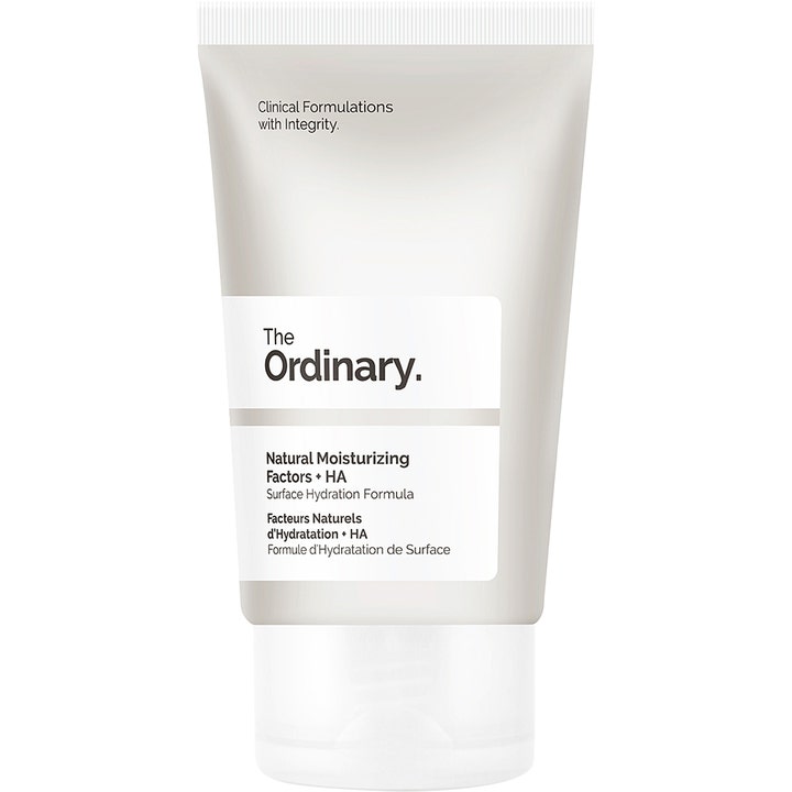 The Ordinary Natural Moisturizing Factors + HA fuktighetsgivende ansiktskrem i en hvit, minimalistisk tube.