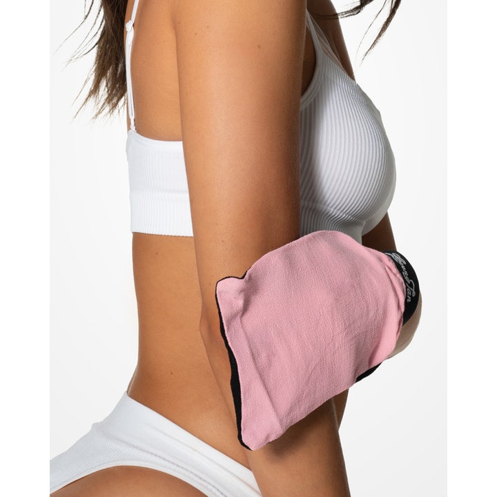 Loving Tan Tan Removing & Skin Polishing Glove 1 stk eksfolierende vott i rosa og svart brukt på albuen