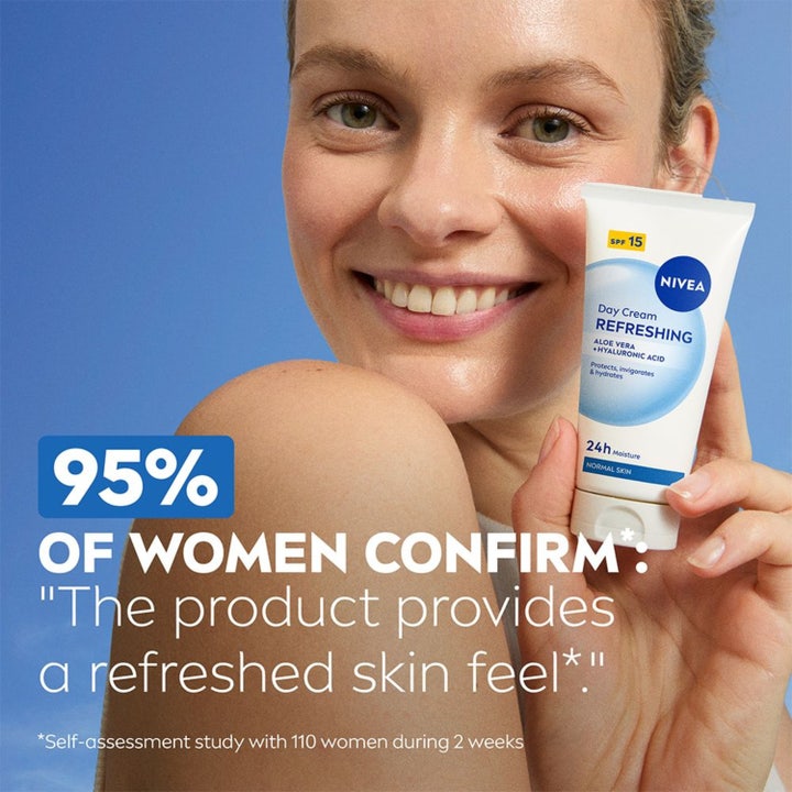 NIVEA Refreshing Day Cream 50 ml ansiktskrem med SPF 15 og aloe vera holdt av en kvinne for frisk hudfølelse.