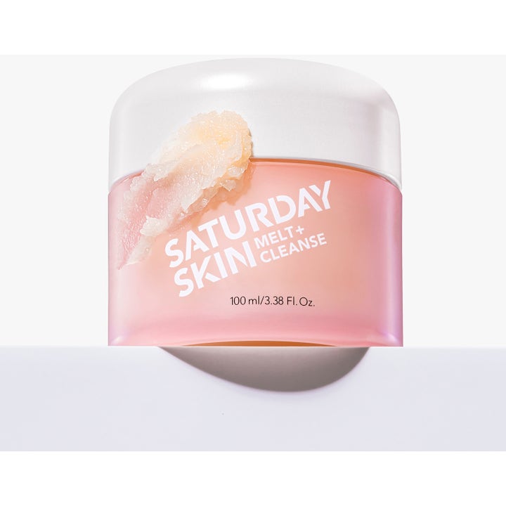 Saturday Skin Melt + Cleanse Makeup Melting Balm 100 ml ansiktsrens i rosa krukke med en prøve av kremet tekstur.