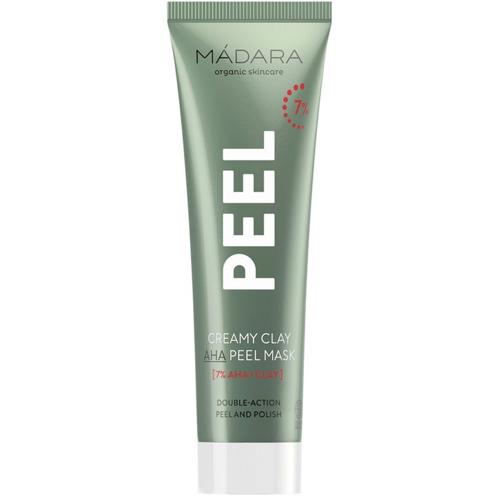 Mádara Creamy Clay AHA Peel Mask eksfolierende ansiktsmaske i en salviegrønn tube med hvit kork og rød sirkel