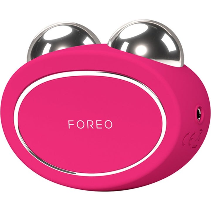 FOREO BEAR 2 Fuchsia oppstrammende mikrostrømenhet i rosa silikon med to blanke metallkuler på toppen