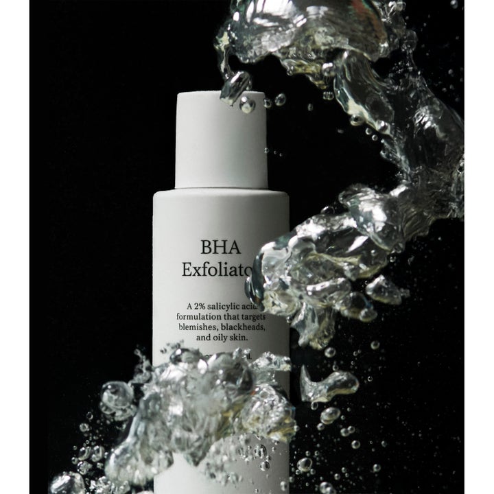 Jorgobé BHA Exfoliator 150 ml eksfolierende serum med salisylsyre i hvit flaske omgitt av vannsprut