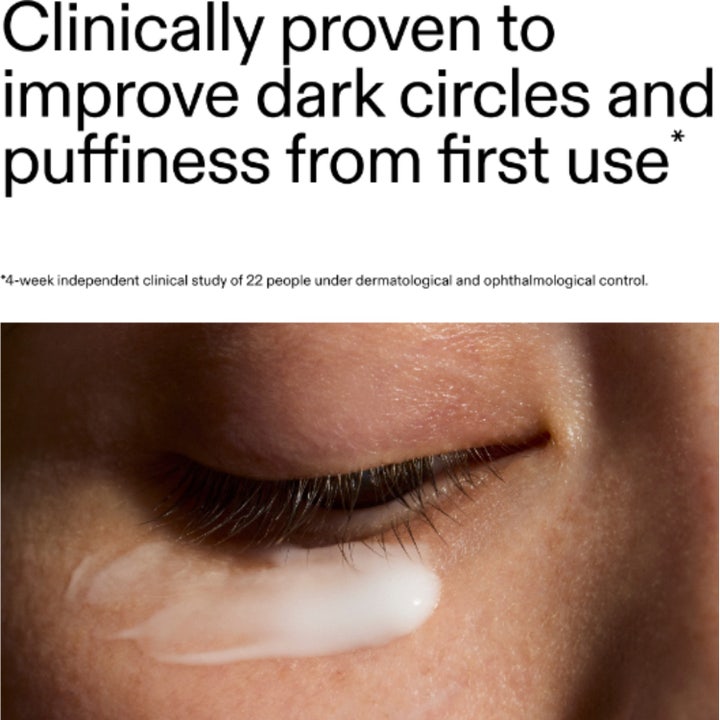 The INKEY List Caffeine Eye Cream 15 ml mot mørke ringer viser hvit kremtekstur på huden under et lukket øye.