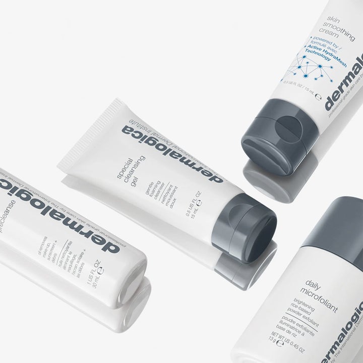 Dermalogica Discover Healthy Skin Kit hudpleiesett med rens og krem i hvite tuber som gir huden fuktighet og glød.