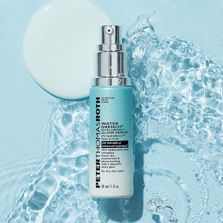 Peter Thomas Roth Water Drench Hyaluronic Glow Serum 30 ml i en blå pumpeflaske omgitt av vann.