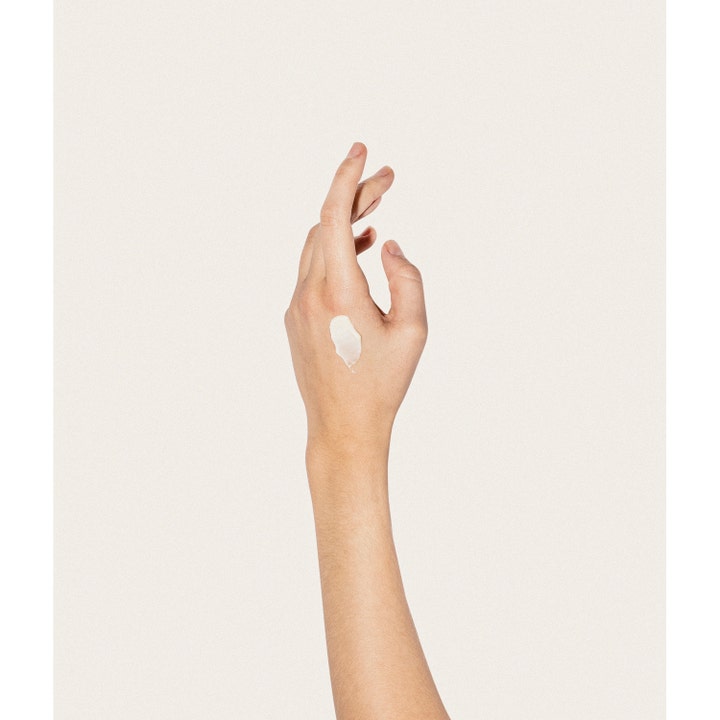 Niche Beauty Lab Theramid Ceramide Treatment 30 ml barriereforsterkende serum med hvit tekstur på en hånd