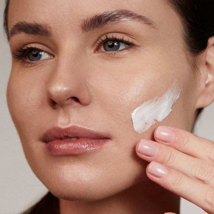 Verso N°8 Nourishing Mask 100 ml nærende ansiktsmaske med hvit kremet tekstur som påføres på hud.