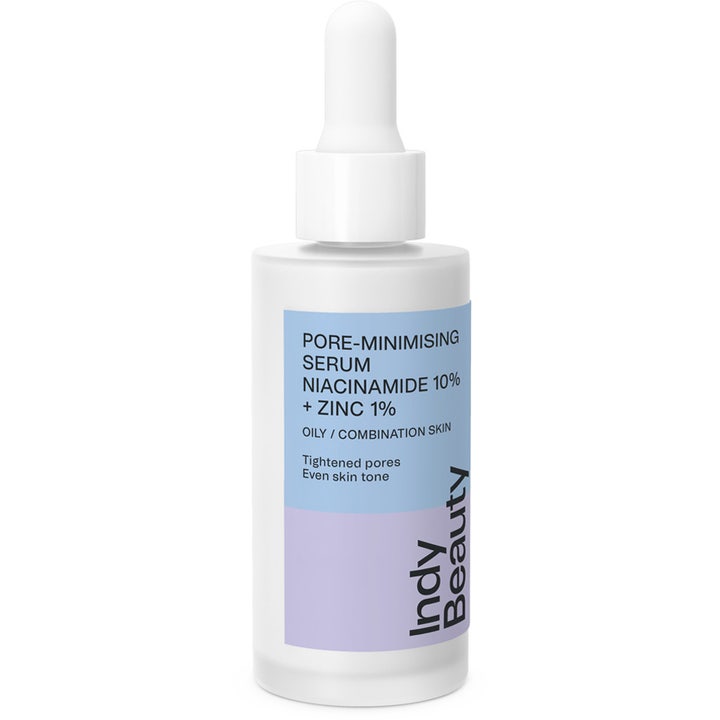 Indy Beauty Pore-Minimising Serum 30 ml minsker porer i en frostet glassflaske med hvit pipette og blÄ etikett.