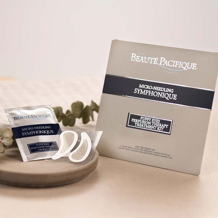 Beauté Pacifique Symphonique Microneedling Eye Patches 1 stk øyemasker som reduserer hovenhet vist med eske og pose
