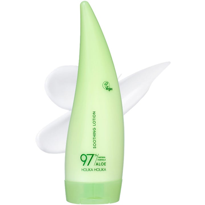 Holika Holika Aloe Natural Formula 97% Soothing Lotion 240 ml vegansk fuktighetskrem i aloe-formet flaske med hvit tekstur