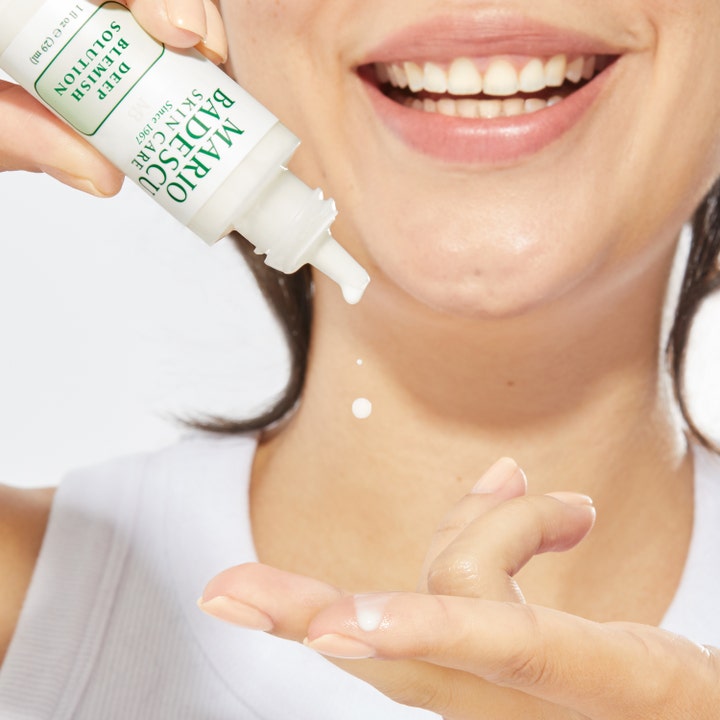Mario Badescu Deep Blemish Solution 29 ml mot kviser som dryppes fra hvit flaske på en finger