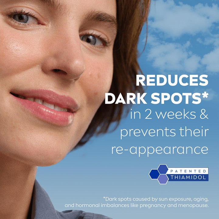 NIVEA Luminous630 Day Fluid 40 ml solkrem ansikt reduserer pigmentflekker på kvinne mot blå himmel.
