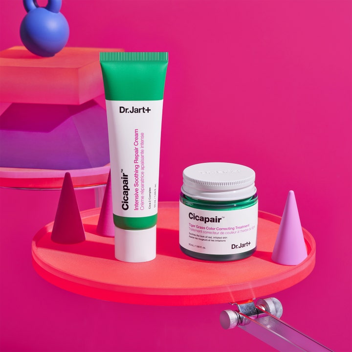 Dr.Jart+ Cicapair Tiger Grass Color Correcting Treatment 30 ml i krukke sammen med tube på rosa bakgrunn