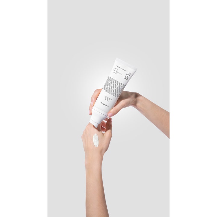Niche Beauty Lab Transparent Lab Lightweight Sunscreen SPF50+ 100 ml solkrem med kremet hvit tekstur på en håndrygg