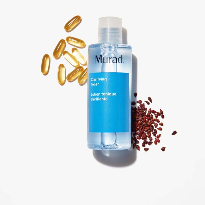 Murad Clarifying Toner 180 ml mot urenheter i klar flaske omgitt av gylne kapsler og små frø