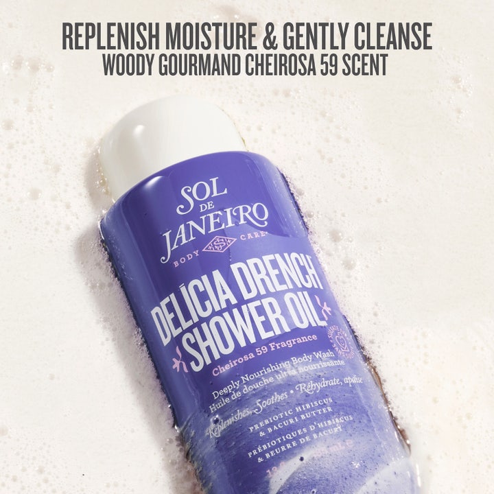 Sol de Janeiro Delicia Drench Shower Oil 385 ml lilla flaske med hvit kork og gyllen oljetekstur med skum