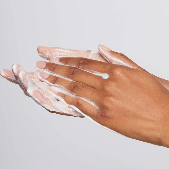 Dermalogica Discover Healthy Skin Kit hudpleiesett med hvit rensende skumtekstur på hendene