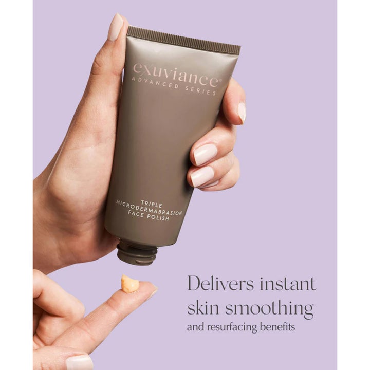 Exuviance Triple Microdermabrasion Face Polish 75 g ansiktsskrubb i brunt rør med ferskenfarget tekstur på en finger.