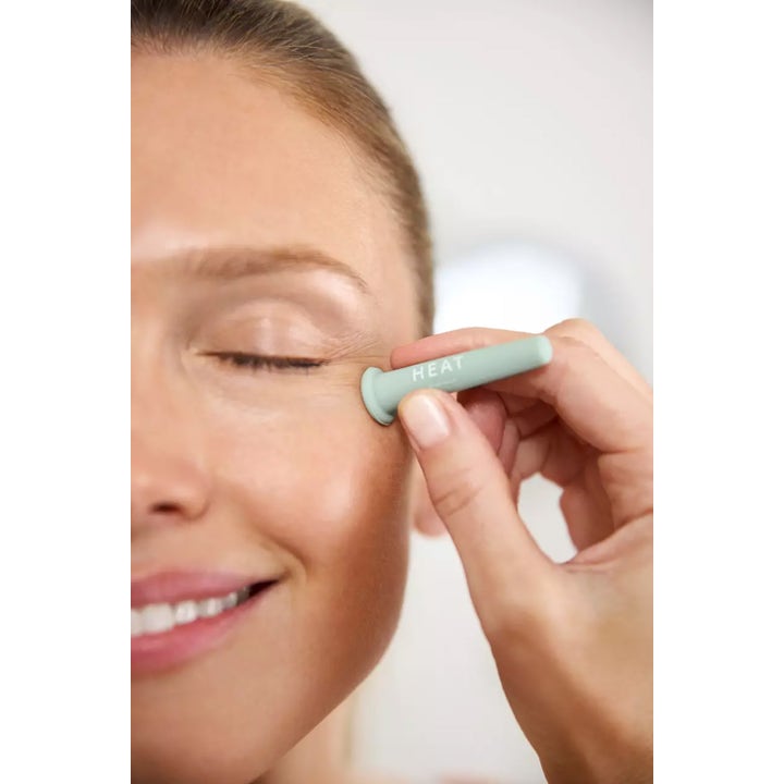 HEAT by Sophia Lie HEAT Facial Cupping Set 2 stk hudpleieverktøy som gir glød ved bruk av mintgrønn kopp på huden