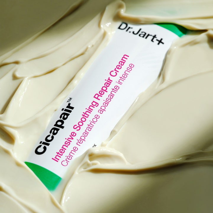 Dr.Jart+ Cicapair Intensive Soothing Repair Cream 50 ml beroligende ansiktskrem omgitt av en tykk pleiende kremtekstur