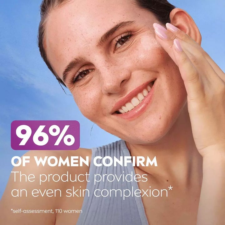 NIVEA Exfoliator Luminous630 Skin Glow Daily Liquid 100 ml ansiktsrens gir jevnere hudtone vist på en smilende kvinne