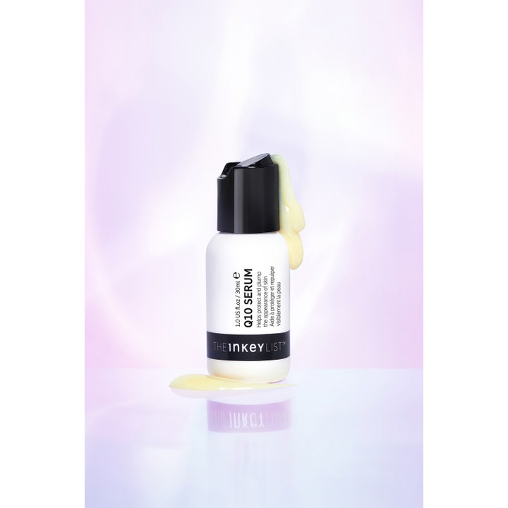 The INKEY List Q10 Serum 30 ml beskyttende ansiktsserum med gulaktig kremet konsistens som renner nedover flasken
