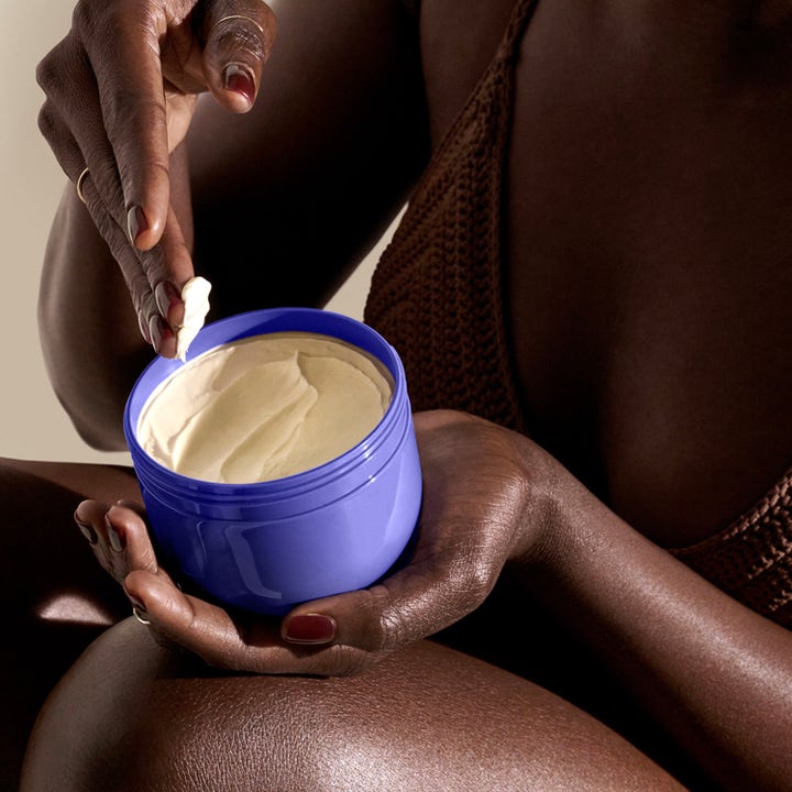 Sol de Janeiro Delicia Drench Body Butter 240 ml fuktighetsgivende kroppskrem i lilla krukke med rik tekstur