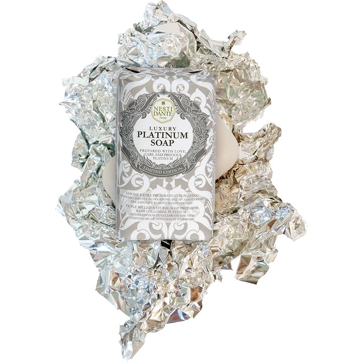 Nesti Dante Luxury Platinum 250 ml Limited Edition fast håndsåpe i sølvmønstret papir på krøllete sølvfolie