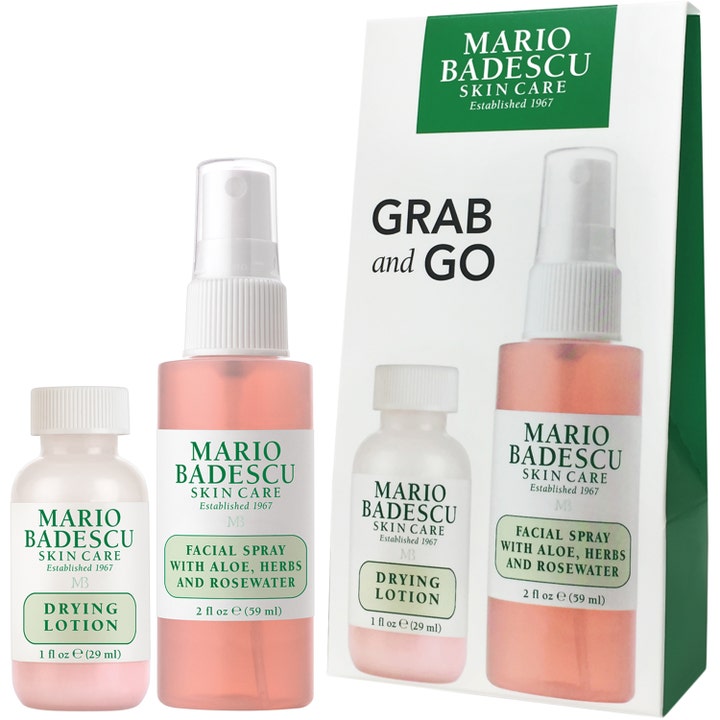 Mario Badescu Grab and Go 29ml og 59ml sett for fukt og urenheter med rosa ansiktsspray og glassflaske ved hvit eske.