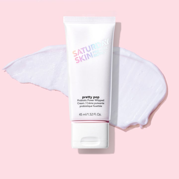 Saturday Skin Pretty Pop Probiotic Power Whipped Cream 45 ml fuktighetsgivende ansiktskrem i hvit tube over lilla tekstur
