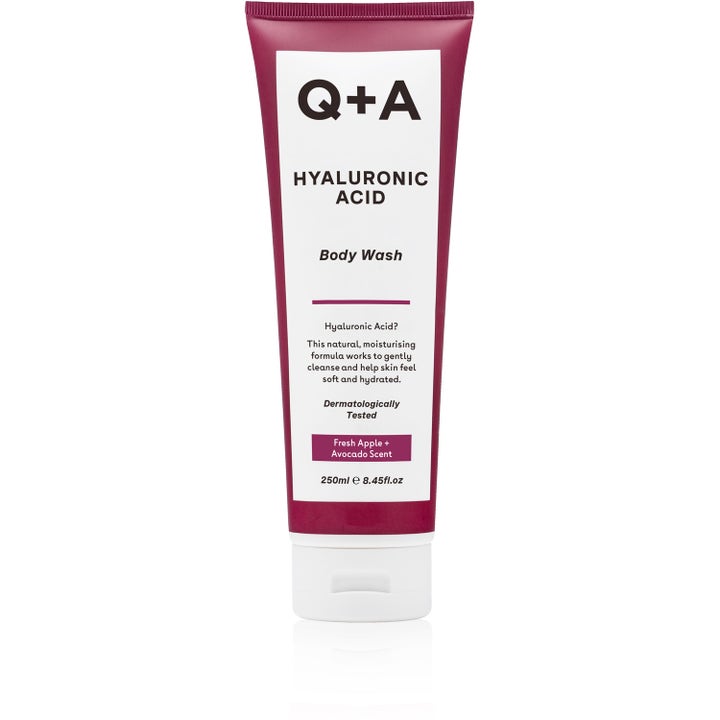 Q+A Hyaluronic Acid Body Wash 250ml fuktighetsgivende kroppsvask som gir hydrert hud i mørkerosa tube med hvit etikett