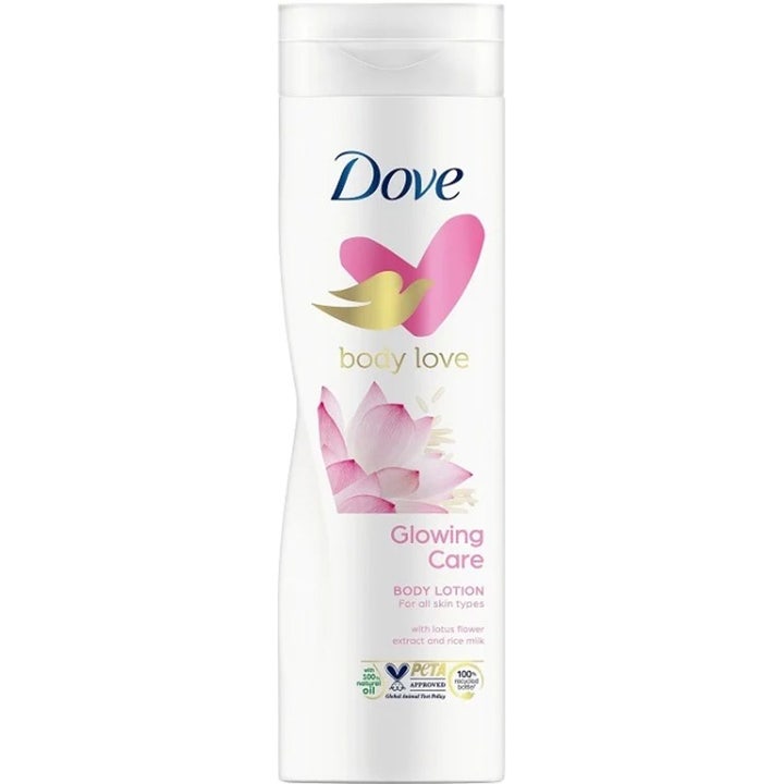 Dove Body Love Glowing Care body lotion gir glødende hud i en hvit plastflaske dekorert med en rosa lotusblomst.