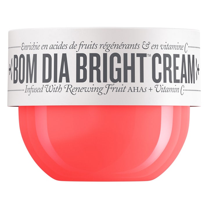 Sol de Janeiro Bom Dia Bright Cream 75 ml eksfolierende kroppskrem i korallrød krukke med hvitt lokk