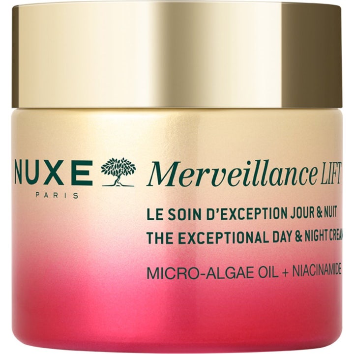 Nuxe Merveillance Lift oppstrammende ansiktskrem med niacinamid i en krukke med rosa gradient og metallisk gullokk