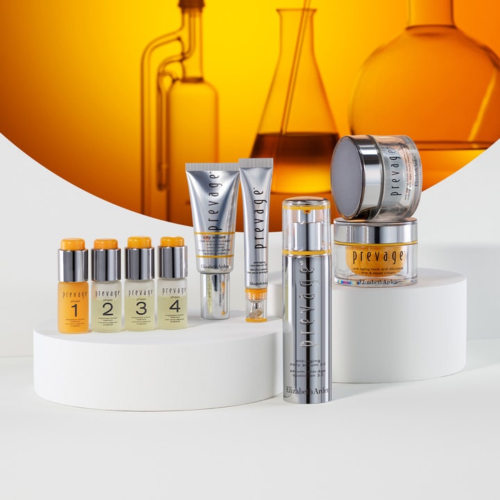 Elizabeth Arden Prevage Anti-aging Overnight Cream 50 ml nattkrem i en serie sølvprodukter foran gule laboratoriekolber.