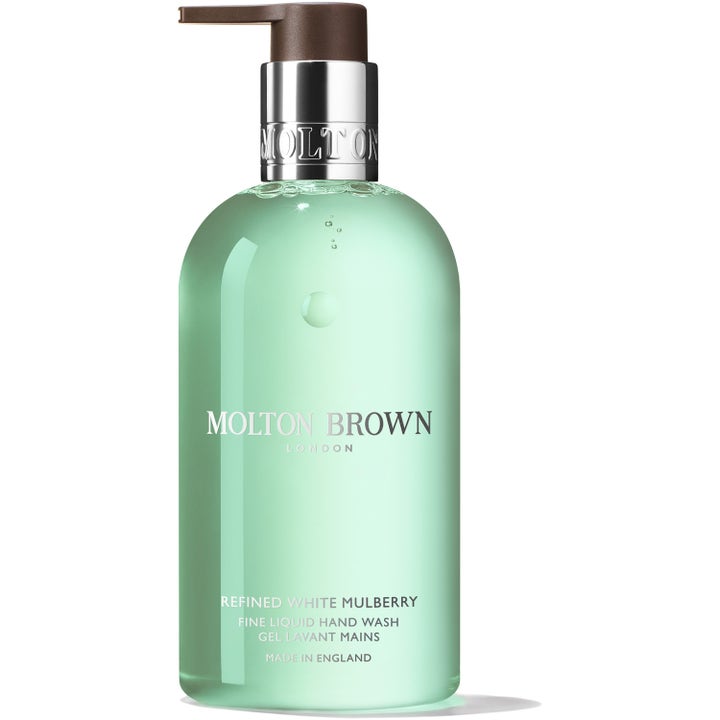 Molton Brown Refined White Mulberry 300ml håndsåpe gir rene hender i klar flaske med mintgrønn gel og sølvfarget pumpe.
