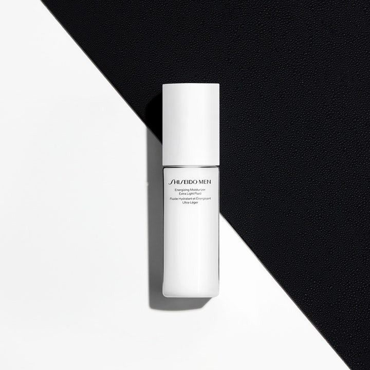 Shiseido Men Energizing Moisturizer Fluid 100 ml energigivende ansiktskrem som gir fukt i hvit minimalistisk flaske