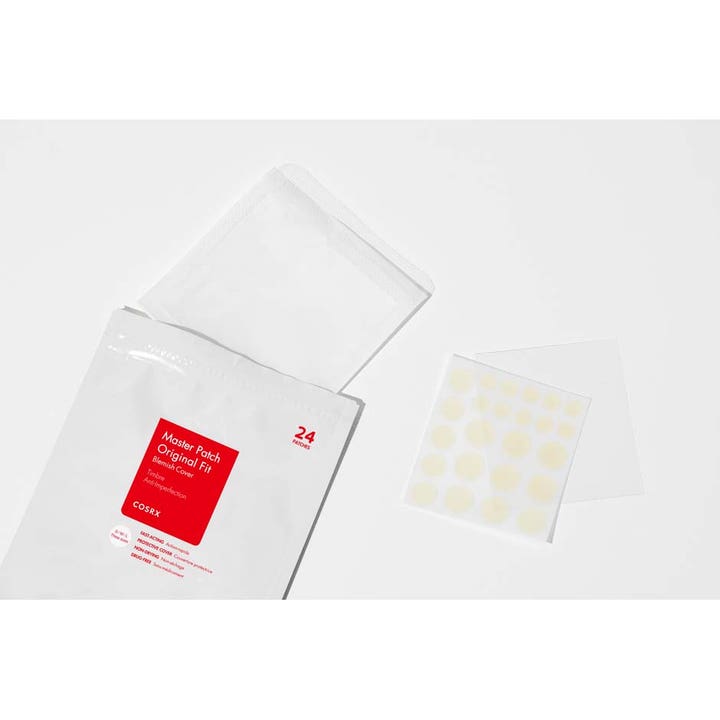 COSRX Master Patch Original Fit 24 stk kviseplaster som beskytter urenheter vist med hvit pose og transparente lapper