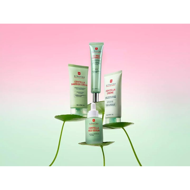 Erborian Centella Barrier Cream 50 ml styrkende dagkrem vist i en grønn tube sammen med resten av Centella-serien