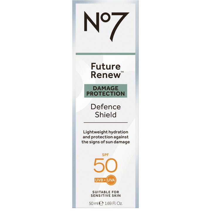 No7 Future Renew Defence Shield 50 ml solkrem beskytter mot solskader i hvit eske med grønne detaljer og SPF 50