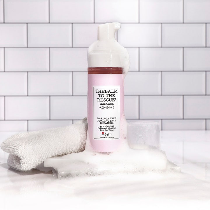 the Balm theBalm to the Rescue 150 ml renseskum med moringa i rosa pumpeflaske omgitt av hvitt skum