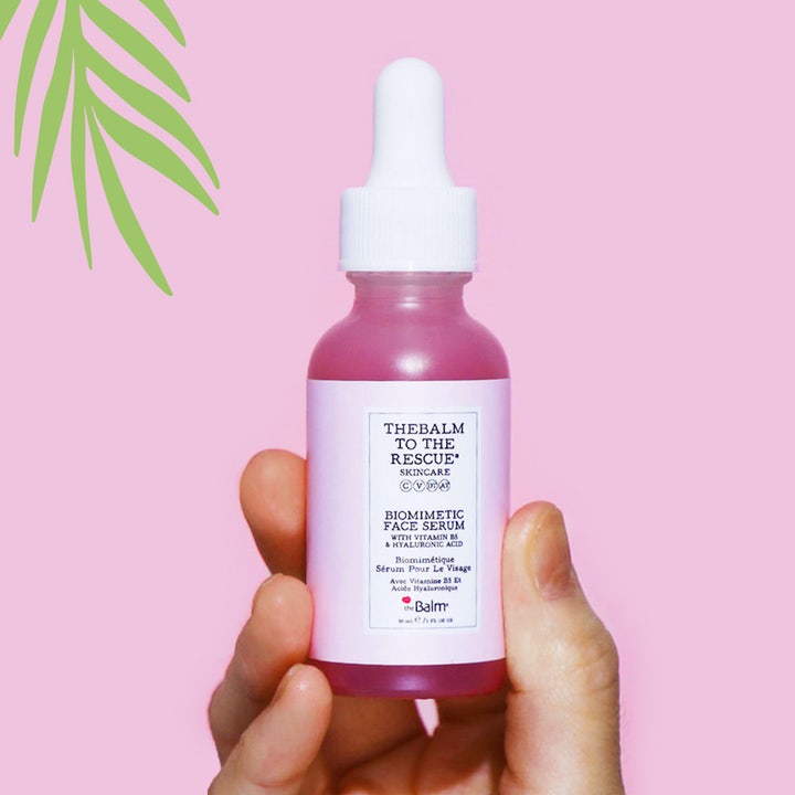 the Balm theBalm to the Rescue 30 ml fuktighetsgivende serum med hyaluronsyre i rosa glassflaske med hvit pipette.